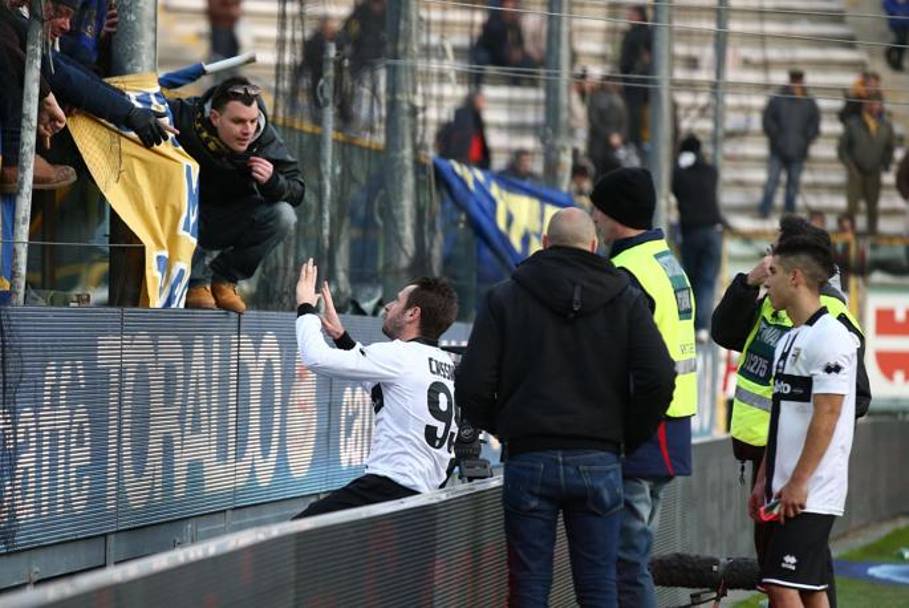 Il Parma è ultimo solitario e Antonio Cassano, 32 anni, a fine gara va a scusarsi coi tifosi: la società non sta passando un buon momento e la sua messa in mora non ha certamente disteso gli animi. Ansa